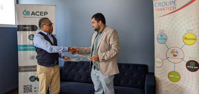Les dirigeants de ACEP et TANATECH signent un accord de partenariat