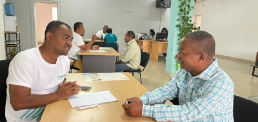 Conseiller ACEP en entretien avec un entrepreneur local