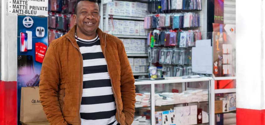 Vendeur d’accessoires de téléphone accompagné par un crédit ACEP