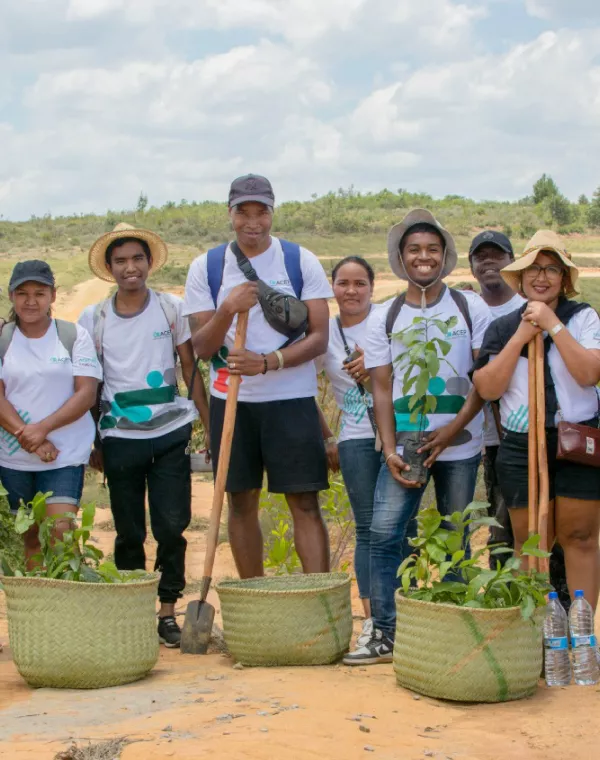 Équipe ACEP Madagascar participant à une action de reboisement