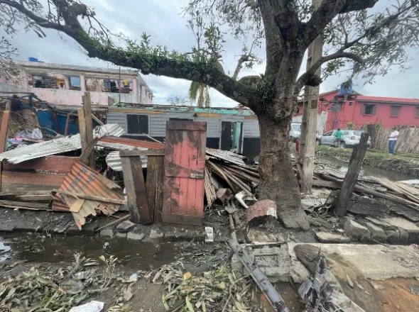 Agent ACEP avec les sinistrés du cyclone Gezani