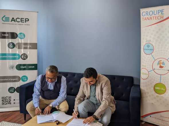 Les dirigeants de ACEP et TANATECH signent un accord de partenariat
