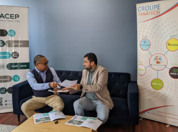 Les dirigeants de ACEP et TANATECH signent un accord de partenariat
