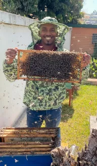 Apiculteur--HERINIRINA