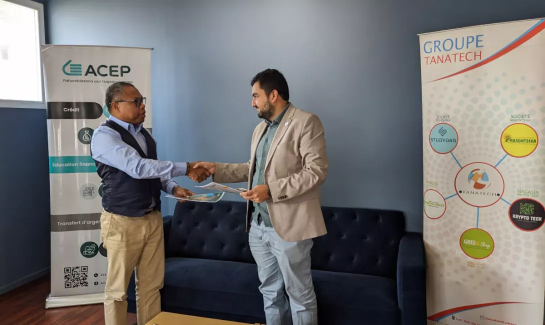 Les dirigeants de ACEP et TANATECH signent un accord de partenariat
